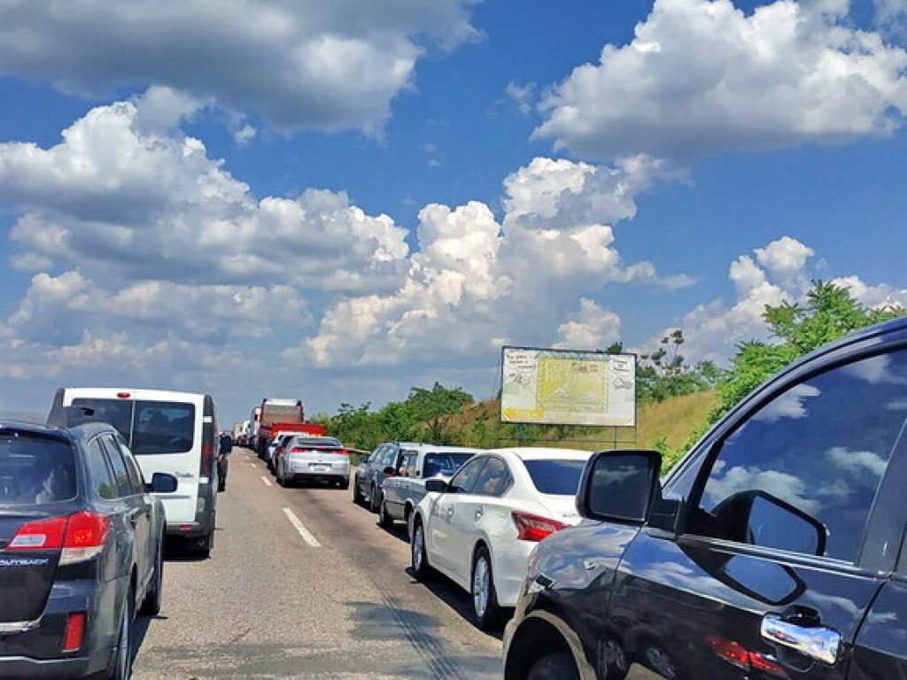 Перед выходными на подъезде к Одессе образовалась пробка