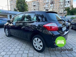 Авто Toyota Auris Бензин фото 2